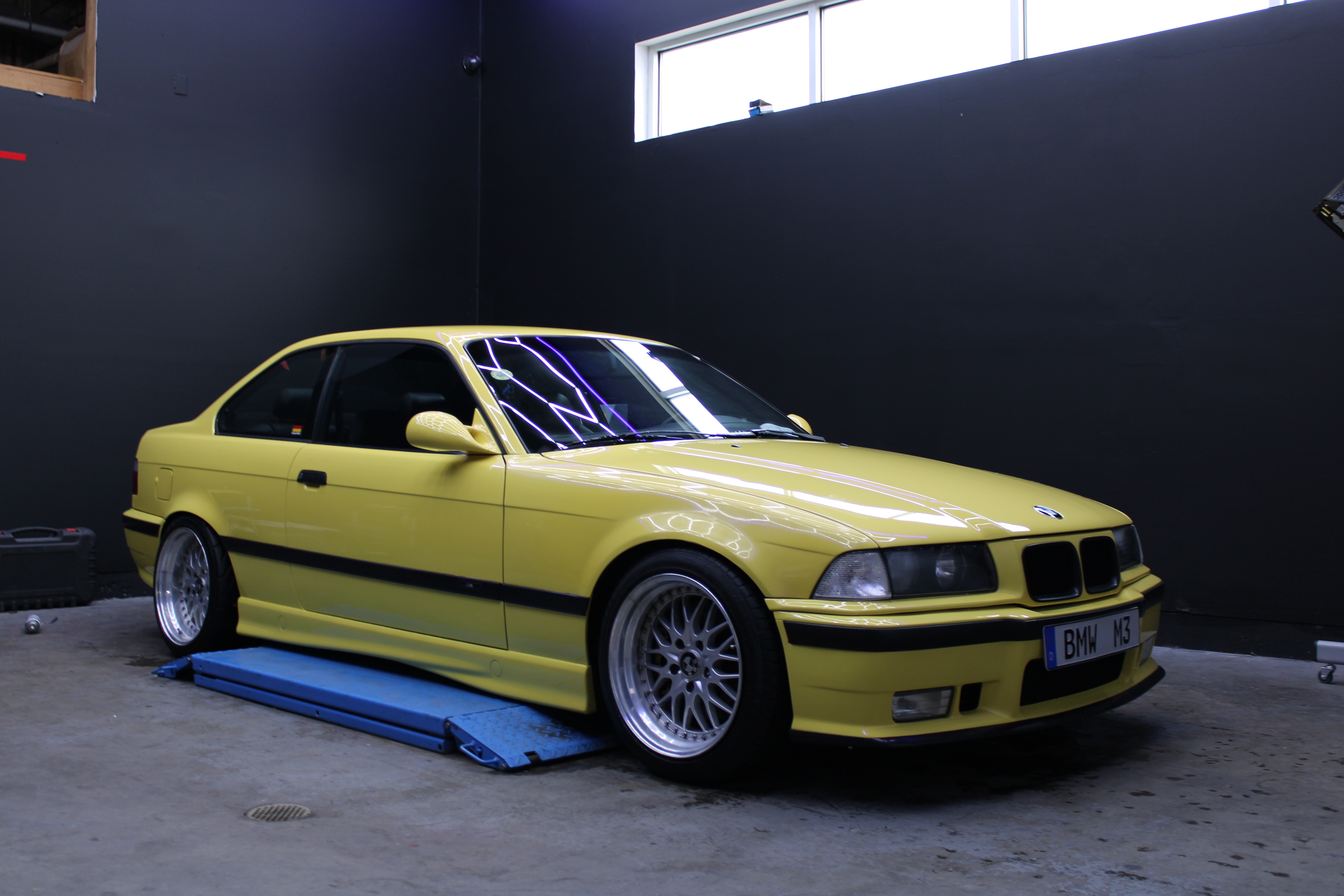 Yellow BMW E36 M3 finished detail